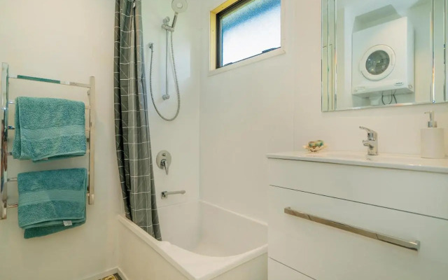 Bay Coast Happy Place - Cooks Beach Holiday Home