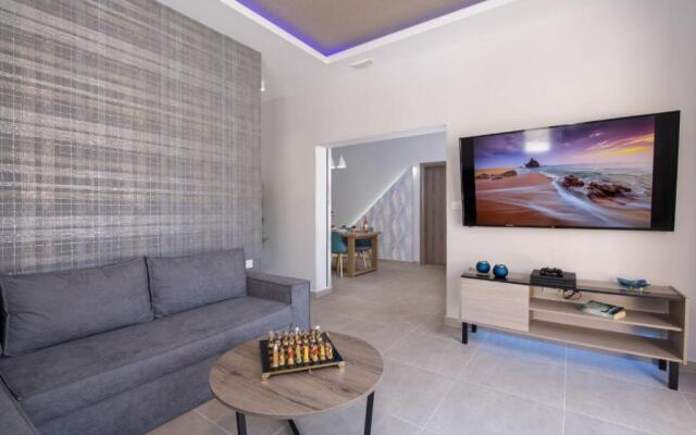 Luxury Villa Eva-Mari with jacuzzi, 50m from the beach