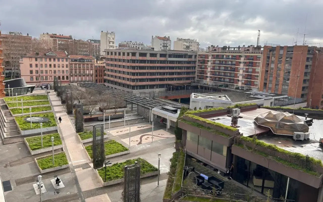 Place Occitane : T1 Bis en hyper-centre, terrasse