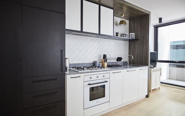 Sleek Arthouse Apartment With Pool Close to City