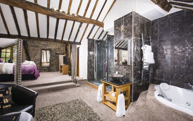 Cornerstones, 16th Century Luxury Self Catering House overlooking the River Dee
