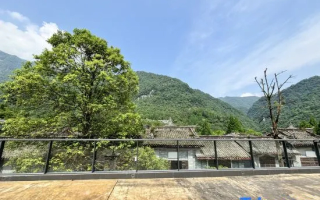 Qingchengshan Yunju Villa