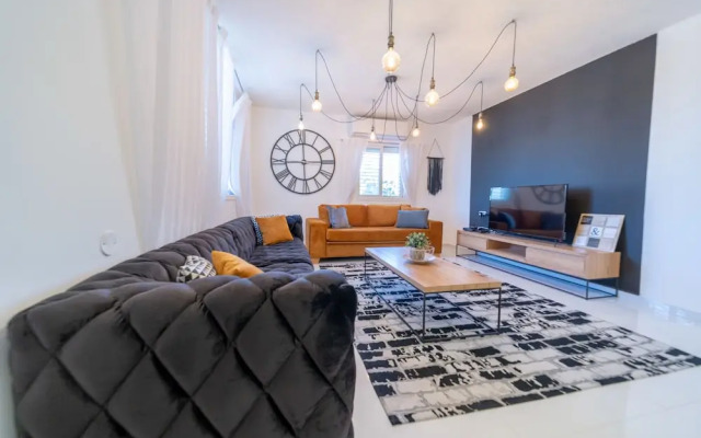 Stunning 3BR Apt - Prime Location - Yalarent