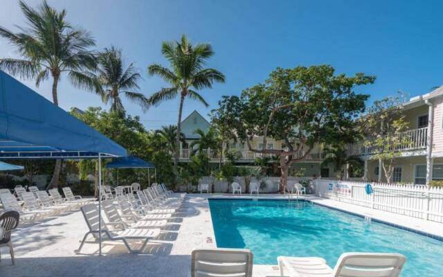 Lavender Jungle by Avantstay Great Location w/ Patio & Shared Pool! Week Long Stays Only