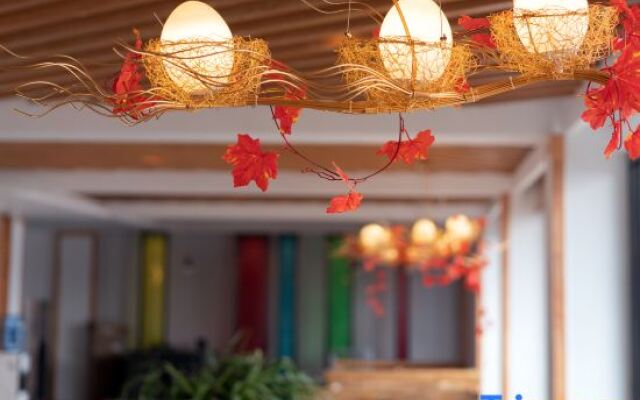 Mei Lu. Lakeside  Hotel
