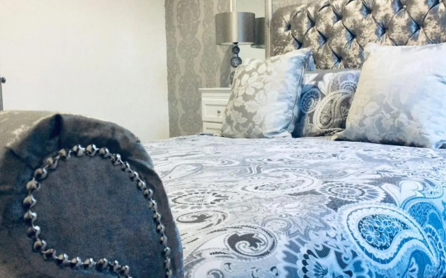 The Lion'S Den On Royal Street