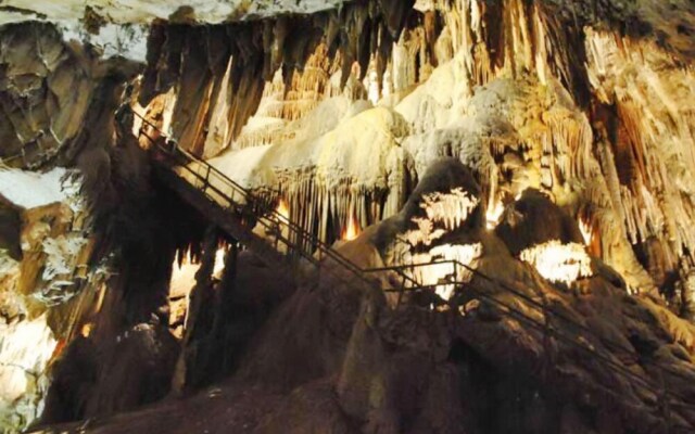 Rustic, 3-bedroom House in Villamanín With a Furnished Terrace, Garden