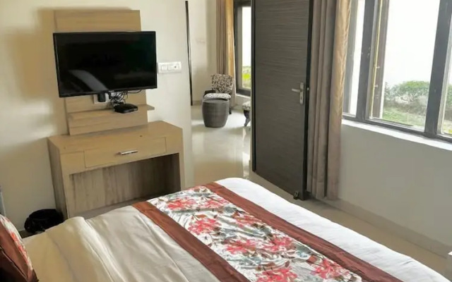 R Cottage Studio Apartments