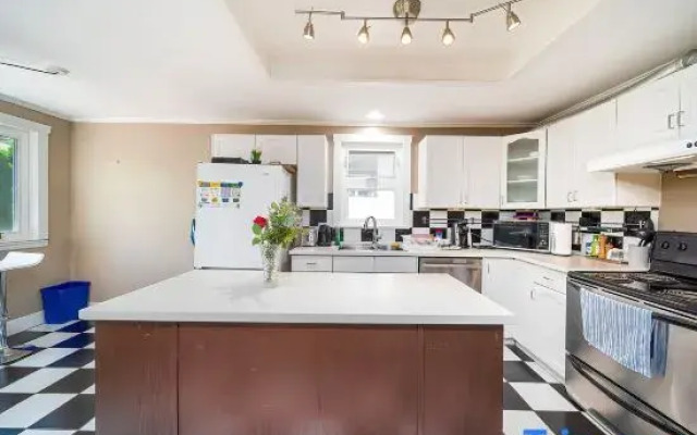 Elegant 3BR W Vancouver near UBC/ Free Parking