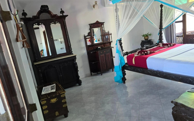 Dhow Palace Hotel