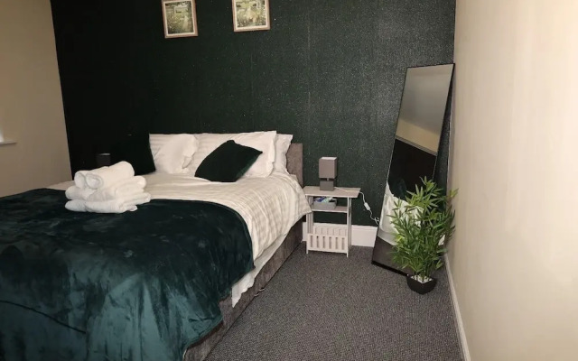 Nottingham - 5 Beds - Sleeps 11 - Garden - Parking