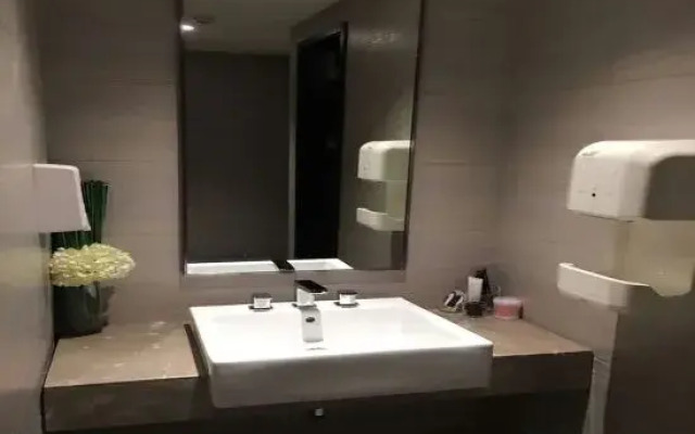 Homeinn Plus Hotel (Shenyang Railway Station East Square Subway Station)