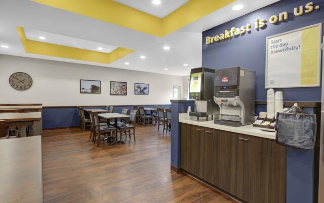 Days Inn and Suites Lindsay