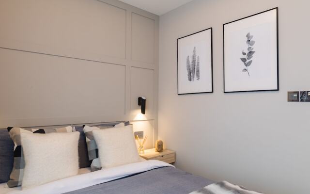 Luxury double room in West London home