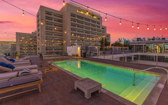 Stylish 2br/2ba At HWH by Oneluxstay