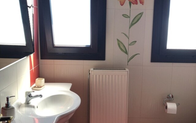 Charming 2-bed House in Kallithea