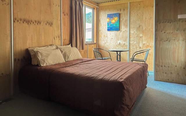 The Crossing Lodge and Backpackers