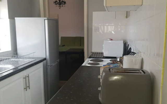 Gateshead's Amethyst 3 Bedroom Apt, Sleeps 6 Guest