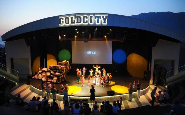 Gold City Apartment