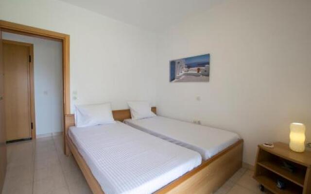 4bdr Beachfront House In Kalandra