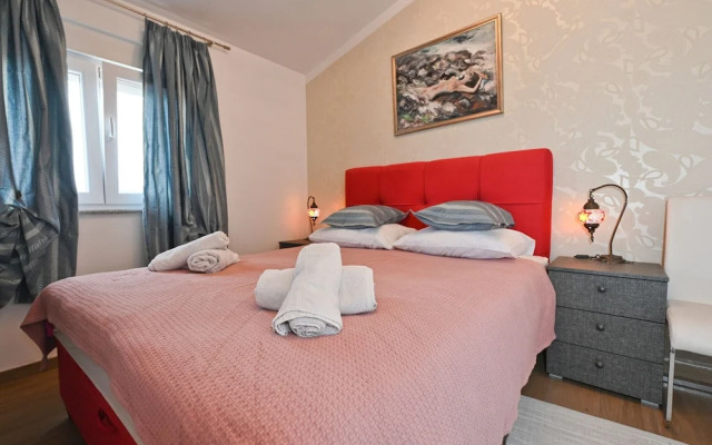 Home With Swimming Pool & Outdoor Kitchen