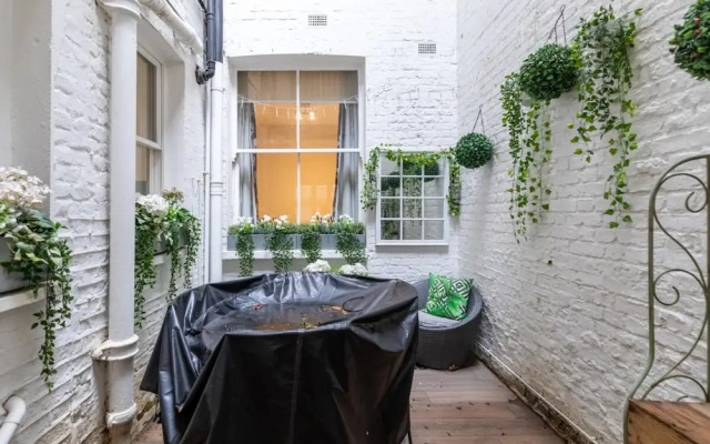 Elegant 2BD Flat 5 Mins to Kensington Gardens!