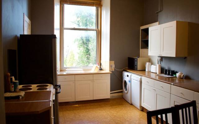 Traditional 3 Bedroom Apartment in Bruntsfield
