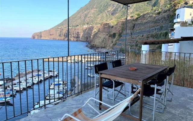 House Uva - on the port of Scalo Galera, Salina