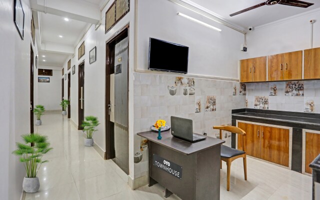 Oyo Townhouse 1082 Holidayy Inn