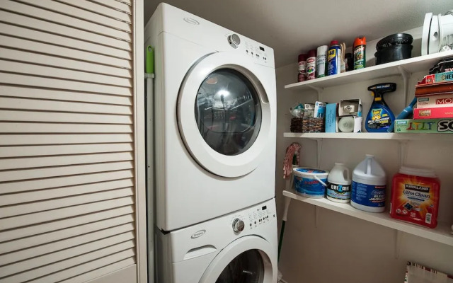 Rememberance Studio cottage by RedAwning