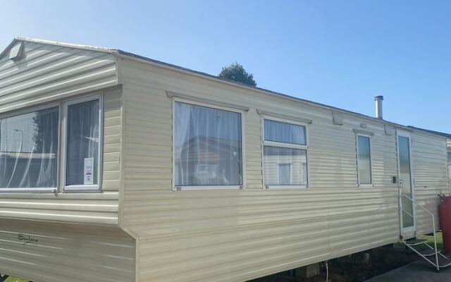 Stunning 2-Bed Sleeps 6 Caravan in Felixstow