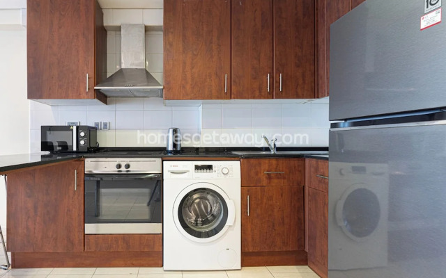 HomesGetaway- 1BR in JLT Lake Views