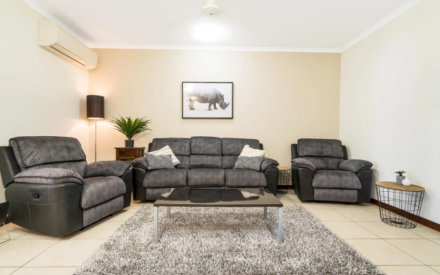 Huge CBD Top Floor Apartment with Breath Taking Views!