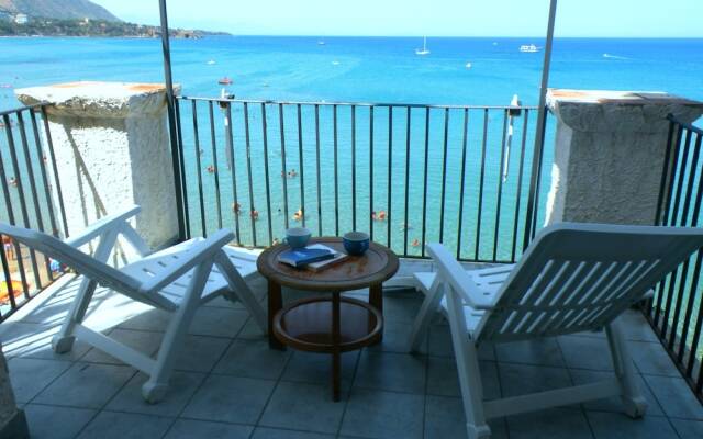 A charming studio apartment with terrace overlooking the sea