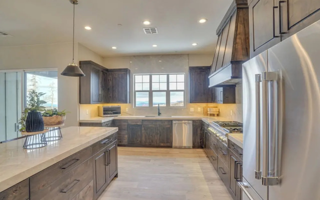 Spacious Utah Escape w/ Balcony & Mountain Views!
