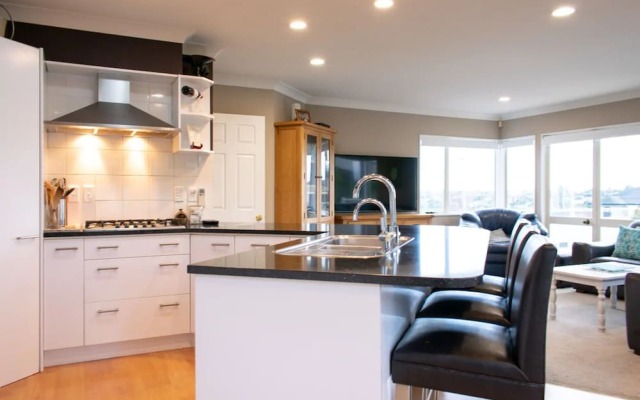Grand 4 Bedroom Home With Balcony and Garden