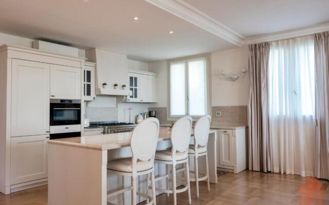APT24 - Luxury Lakefront Onassis