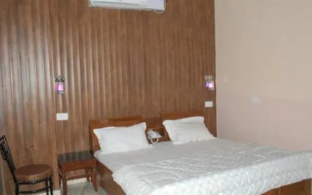 Hotel Golden Woods by OYO Rooms