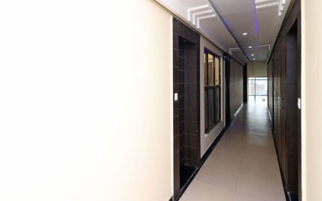 Collection O 13233 Grand Inn