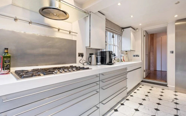Spacious Designer 2 Bedroom Maisonette With Garden in Chelsea, London