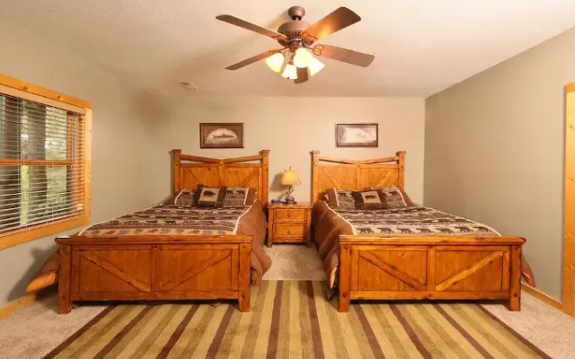 Black Bear Hideaway 5 Br cabin by RedAwning