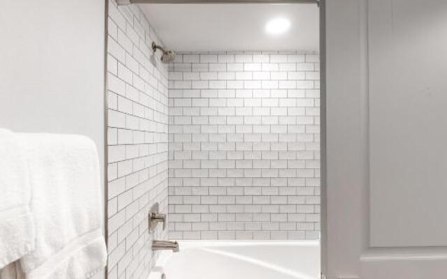 Eagle Springs East 206: White Fir Suite