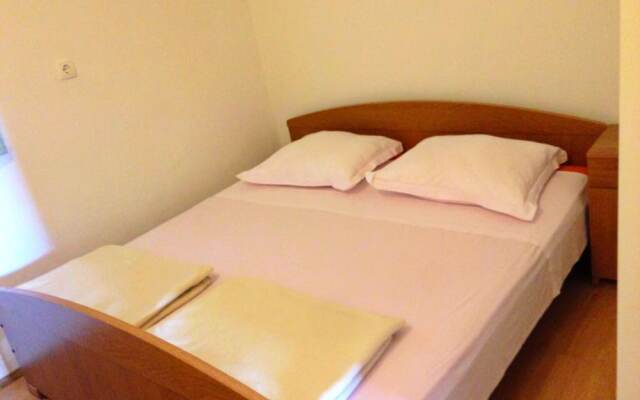 A3 - apt w. Patio, 3 min Walking From the Beach