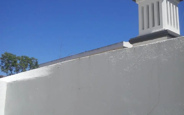 White & Grey House (39721/AL)