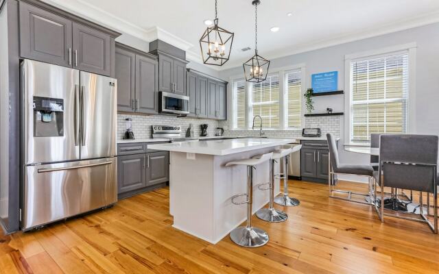 Chic 4 BR Condo - Large Pool - Perfect Location