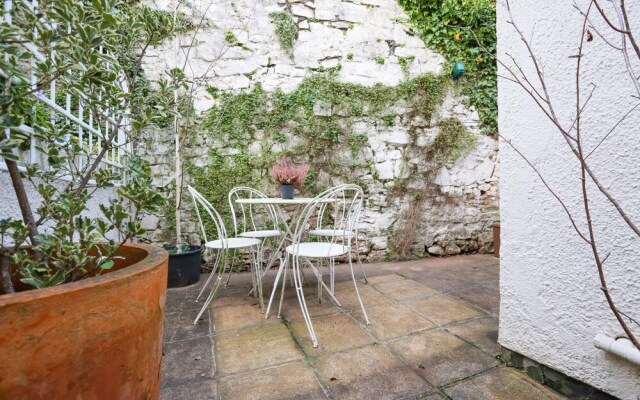 Elegant 2BD House in Colourful Cliftonwood