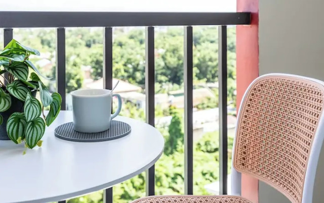 Chic Studio With Balcony & City View Near Airport