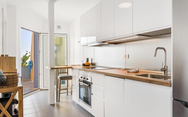Beach apartment with terrace and private parking