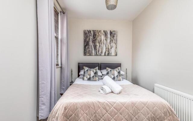 City & Beach at Your Reach - Courtyard & Parking