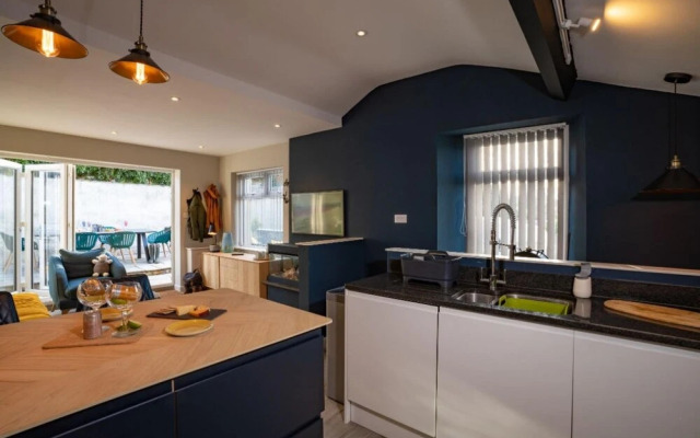 Contemporary 1BR Home